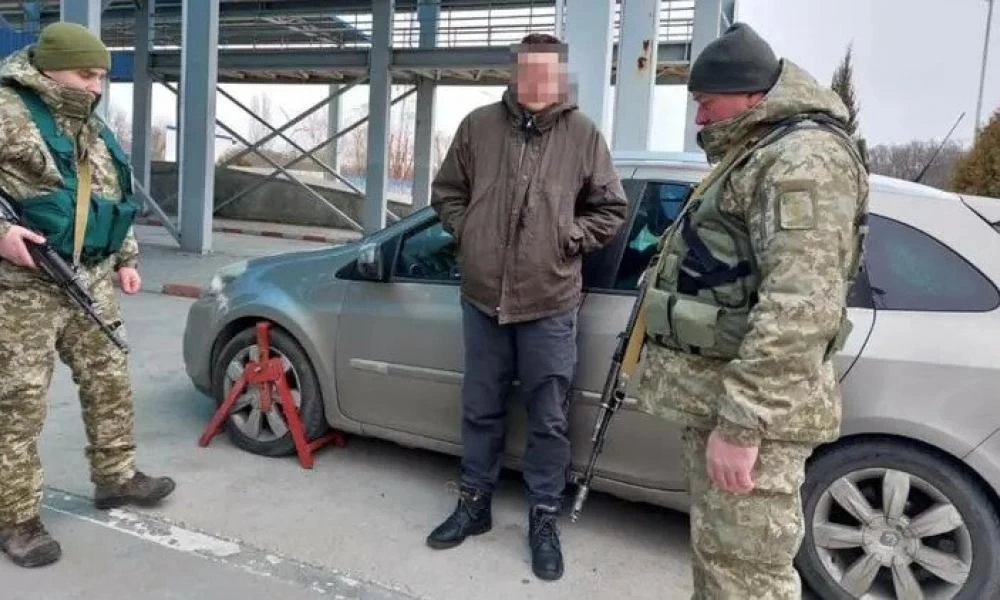 Ένας 37χρονος Ουκρανός προσπάθησε να δραπετεύσει από την Ουκρανία μέσα σε ένα κουτί μωρού